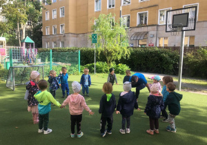 Dzieci w kole podczas zajęć gimnastycznych.
