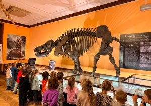 Dzieci oglądają szkielet dinozaura