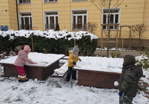 Dzieci lepiące ze śniegu.