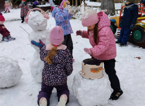 Dzieci lepiące bałwana.