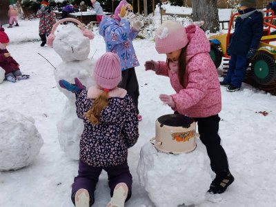 Zimowe zabawy w ogrodzie