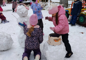 Dzieci lepiące bałwana.