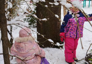 Dzieci bawiące się na śniegu.