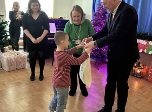 Dziecko odbierające nagrodę.