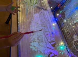 Dzieci malujące na folii.