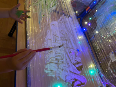 Misie malują na folii w rytm muzyki klasycznej