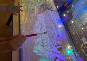 Dzieci malujące na folii.