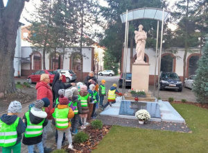 Poszukiwacze odwiedzają pomniki bohaterów i zapalają światełka pamięci.