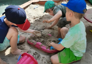 Dzieci w piaskownicy
