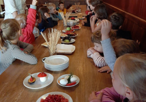 Dzieci na warsztatach w restauracji 'Szwejk'