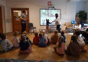 Dzieci słuchają prezentacji podczas warsztatów Szkatułki