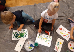 Dzieci malują prace podczas warsztatów Szkatułki