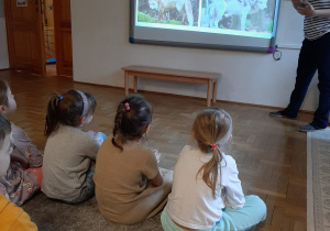 Dzieci oglądające prezentację