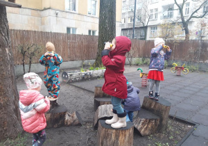 Zabawy dzieci w ogrodzie.