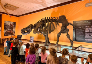 Dzieci oglądają szkielet dinozaura